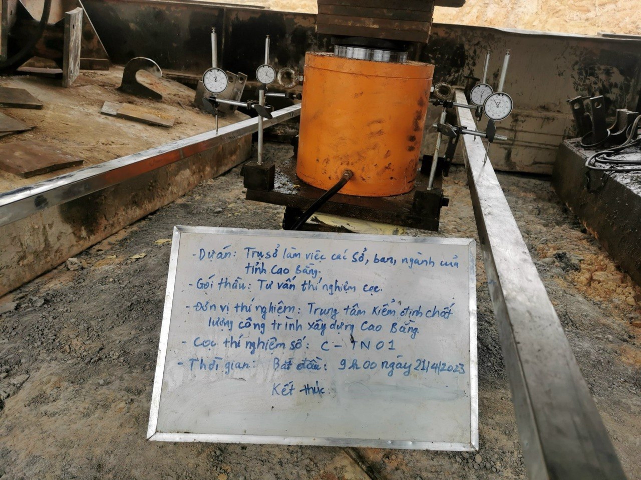 Ảnh hệ thống đo thí nghiệm cọc và kiểm tra biến dạng 6