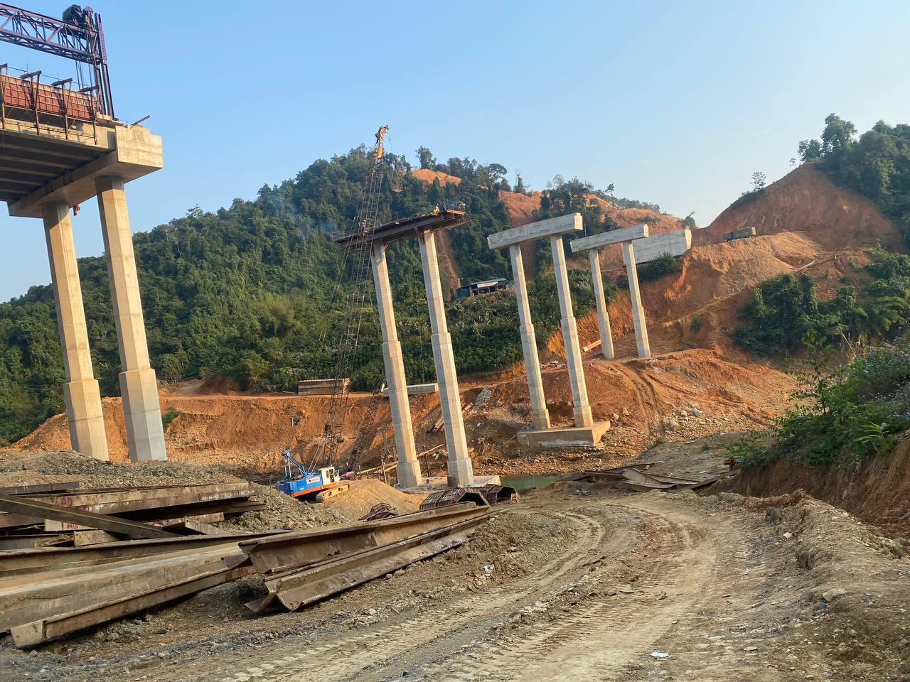 Hình ảnh kỹ thuật viên Trung tâm đang thực hiện công tác chuyên môn tại hiện trường với nhận diện logo đơn vị rõ ràng